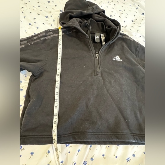 Women’s Medium Adidas Black Cropped extra Wide Sleeve Three Camo Stripe Hoodie. - Picture 5 of 16